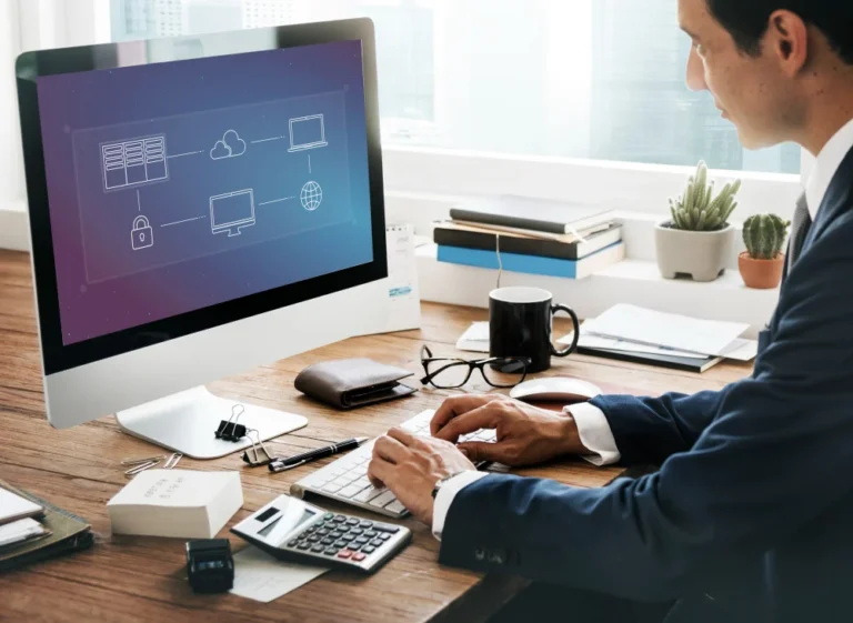 Persona relaizando un backup