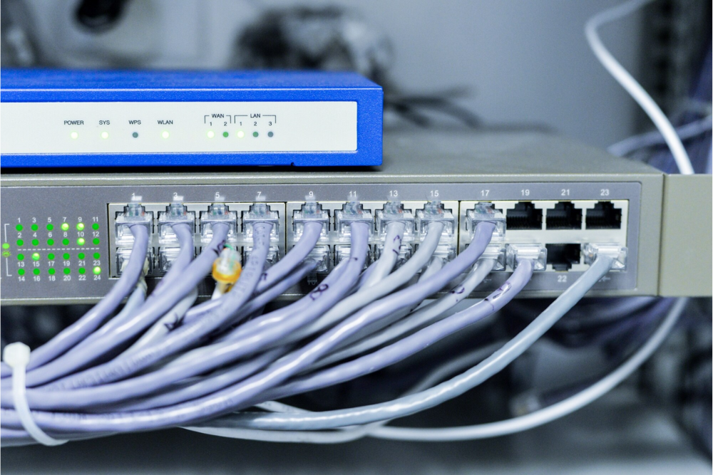 Switch conectado con múltiples cables Ethernet