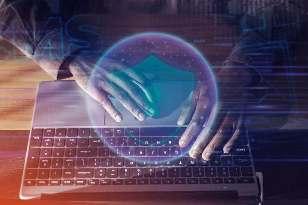 persona realizando la instalación de un antivirus